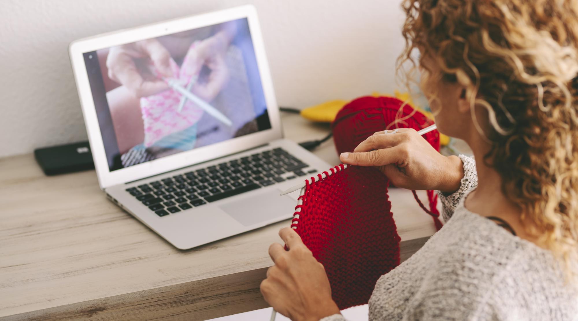 Workshop online con docente che mostra un ricamo